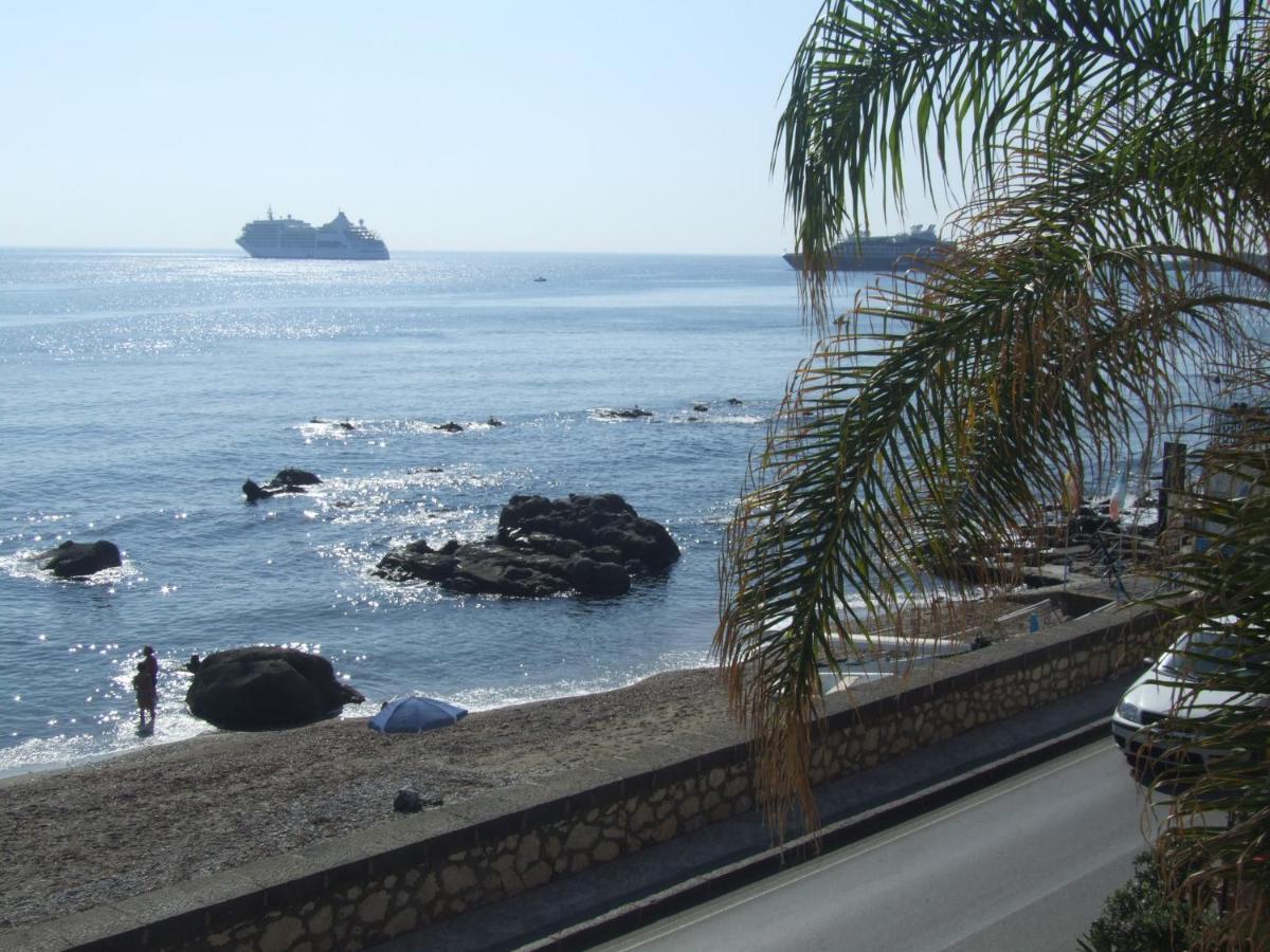 ジャルディーニ・ナクソス Casa Nicole Fronte Mareヴィラ エクステリア 写真